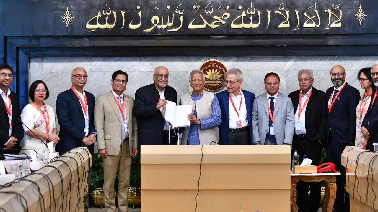 প্রধান উপদেষ্টার কাছে অর্থনীতির শ্বেতপত্র প্রণয়ন কমিটির প্রতিবেদন জমা