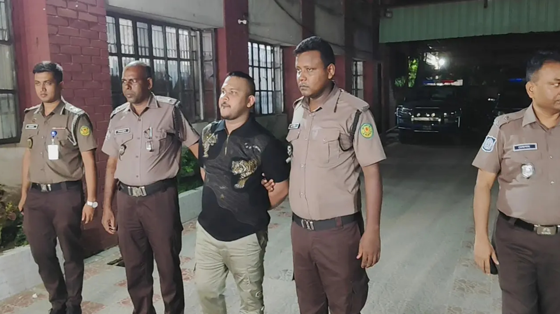 বিমানবন্দরে শীর্ষ মাদক কারবারি পিচ্চি রাজা গ্রেপ্তার