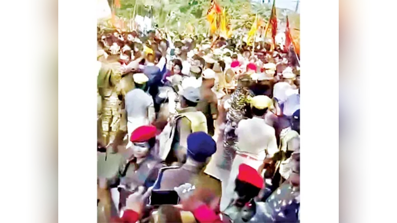 সীমান্তে অচলাবস্থা বাণিজ্য ব্যাহত